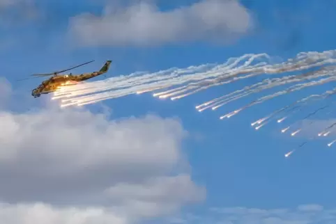 Bedrohung der anderen Art: Ein russischer Kampfhubschrauber, der Raketen ablenkt. 
