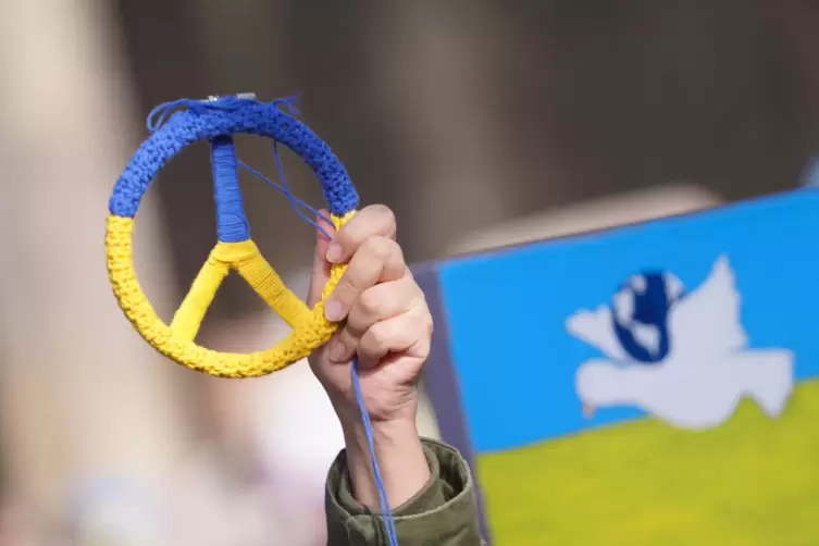 Für Frieden in der Ukraine gehen deutschland- und europaweit viele Menschen auf die Straße. 