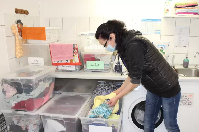 Evelyn Ziolkowski an der Waschmaschine. Nach dem Waschen und B&uuml;geln wird die Kleidung ansprechend pr&auml;sentiert.