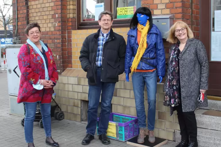 Die blaue Puppe als Erkennungszeichen. Drumherum das zust&auml;ndige Team bei der Stadt (von links nach rechts): Cornelia Disqu&eacute;, Kar