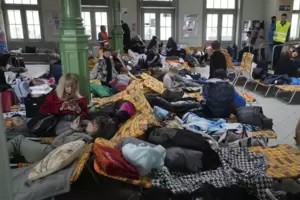 Flüchtlinge aus der Ukraine ruhen sich nach ihrer Ankunft am Bahnhof im polnischen Przemysl aus. 