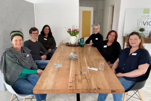 Jeannette Paulick, Marek Wenzel, Ingrid Genari (linke Seite, von vorn) sowie Agnes König, Andrea Kuntz und Katrin Schwacke bilde