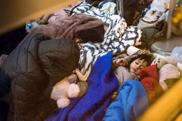 Hunderte von ukrainischen Flüchtlingen, die am Sonntag am polnischen Grenzübergang Przemysl ankamen und keine Bleibe hatten, übe