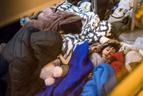 Hunderte von ukrainischen Flüchtlingen, die am Sonntag am polnischen Grenzübergang Przemysl ankamen und keine Bleibe hatten, übe