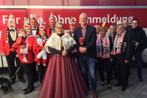 Stehempfang vorm Impfbus: Vielläppcher-Prinzessin Jaana I. hatte Bürgermeister Ralf Hechler eingeladen. Repräsentanten beider Ka