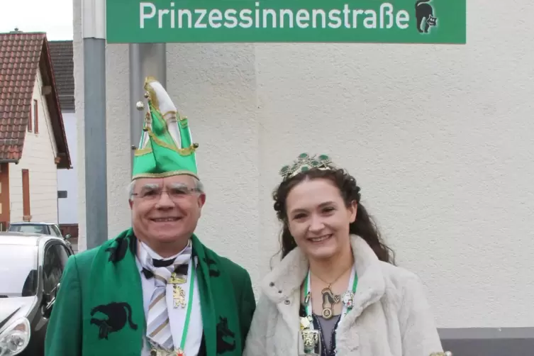Wohnt bis Aschermittwoch in der Prinzessinnenstra&szlig;e: Bruchkatze-Hoheit Lisa I., Lisa Sehy. Pr&auml;sident J&uuml;rgen Le&szlig;meister freut&rsquo;s. 