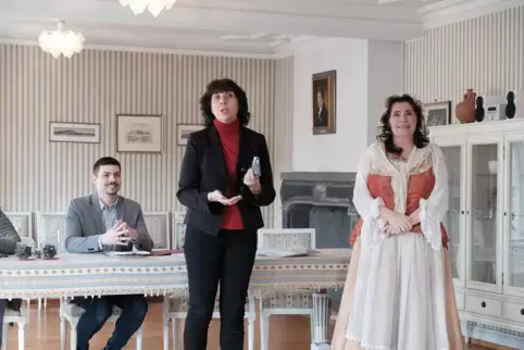 Stiftungsvorsitzender Philipp Scheidweiler, Kunsthistorikerin Jutta Schwan und Kammerzofe Monika Link freuen sich auf eine Saiso