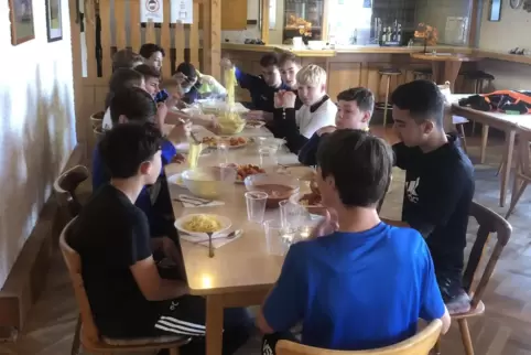  Auf dem Foto sind die C-Jugend-Fußballer des TuS Wattweiler/JSG Saarpfalz beim Spaghetti-Essen bei ihrem gemeinsamen Kochprojek
