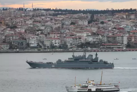 Ein russisches Kriegsschiff passiert in Istanbul den Bosporus in Richtung Schwarzes Meer.