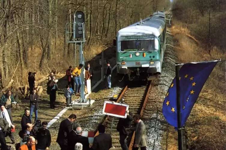 Bei herrlichem Vorfrühlingswetter wurde am 1. März 1997 der aus drei Triebwagen gebildete Eröffnungszug aus Neustadt an der deut