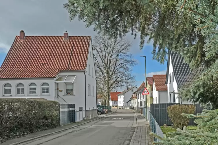 Die Straße Königsau trägt den Namen mittelalterlichen Königslands. Sie gehört zu dem jüngeren Teil des Einsiedlerhofs. Sie wurde