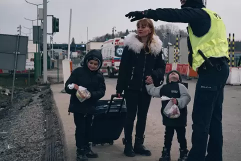 Auf dem Weg in die Sicherheit an der polnisch-ukrainischen Grenze. Männer im wehrfähigen Alter dürfen nicht ausreisen.
