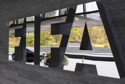 Das Fifa-Logo vor dem Sitz des Weltfußballverbands in Zürich. 