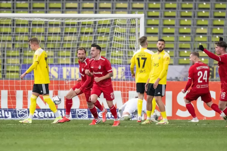 Da durfte Türkgücü noch jubeln: Sinan Karweina (Mitte) hat gerade zum 1:0 getroffen. 