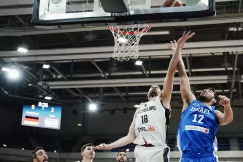 Kampf um den Rebound: Deutschlands Jonas Wohlfarth-Bottermann (links) und der Israeli Rafael Menco.
