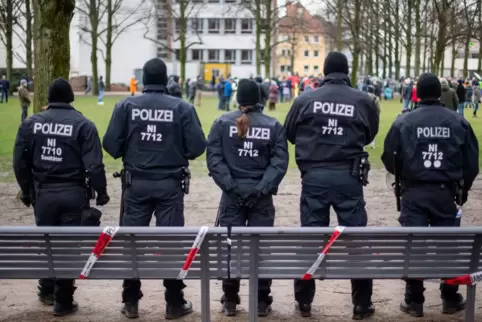 Die Polizei ist auch in der Vorder- und Südpfalz regelmäßig im Einsatz, um Proteste gegen Corona-Maßnahmen der Politik zu beglei