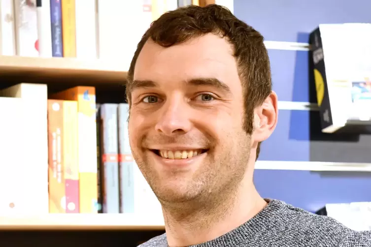  Jannis Mewes von der Buchhandlung Frank in Bad D&uuml;rkheim empfiehlt Maxim Leos Hochstapler-Posse &bdquo;Der Held vom Bahnhof Friedrichs