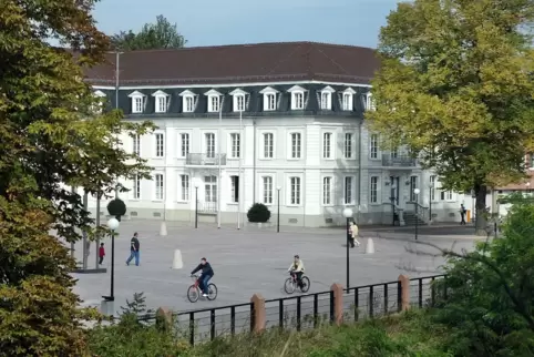 Das Amtsgericht auf einem Foto aus dem Jahr 2004, im Vordergrund noch ohne Schwarzbachtreppe.