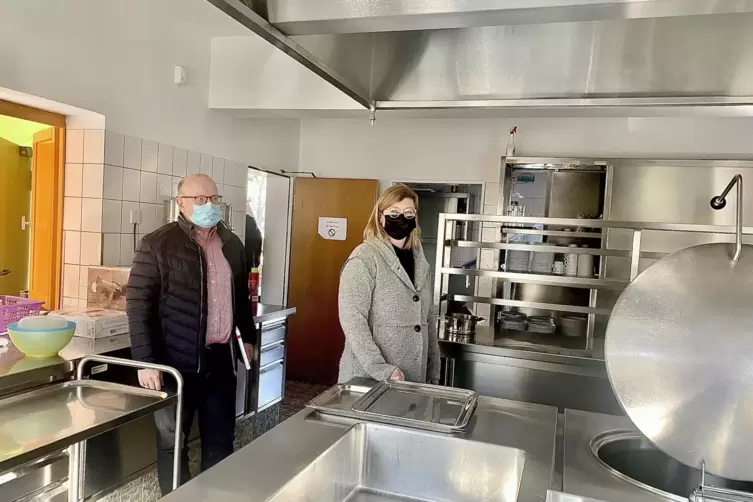 VG-B&uuml;rgermeister Rudolf Jacob und Ortsb&uuml;rgermeisterin Susanne R&ouml;&szlig; inspizieren die K&uuml;che. Sie kann praktisch sofort wieder genutz