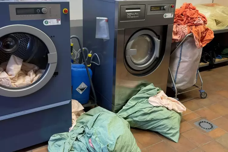 Im Feuerwehrhaus in Winnweiler wird die Bettw&auml;sche gewaschen.