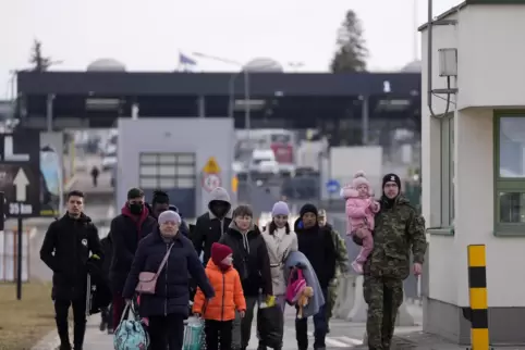 Flüchtlinge aus der Ukraine überqueren den Grenzübergang Medyka nach Polen. Auch in Rheinland-Pfalz werden Menschen, die vor dem