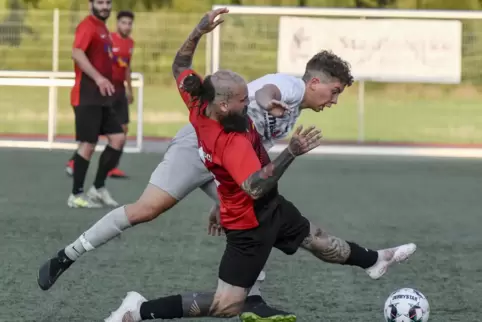 Nico Ksinzik (weißes Trikot), hier im Duell mit Florian Kaiser, besticht laut Trainer Tim Graf durch seine Einsatzbereitschaft. 