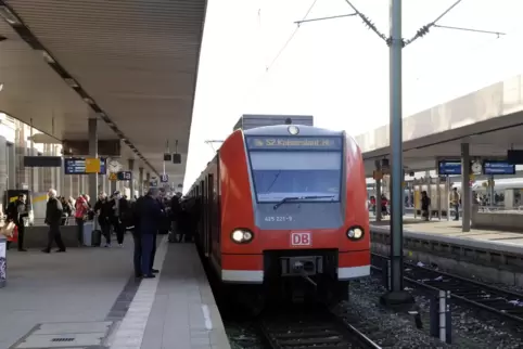 Die S-Bahnzüge werden am Mannheimer Hauptbahnhof verlängert. 