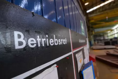 Bekanntmachungen, auch von Betriebsräten, lesen in der Pandemie deutlich weniger Beschäftigte in den Unternehmen als sonst.