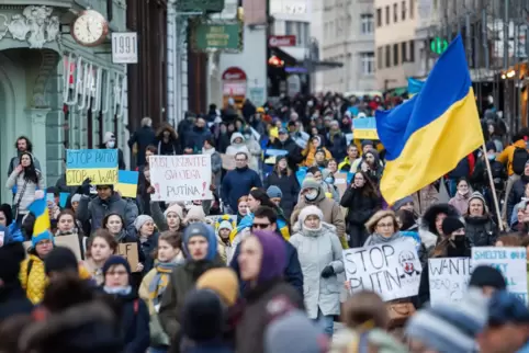 Weltweit solidarisieren sich Menschen mit der Ukraine, wie hier im slowenischen Ljubljana. 