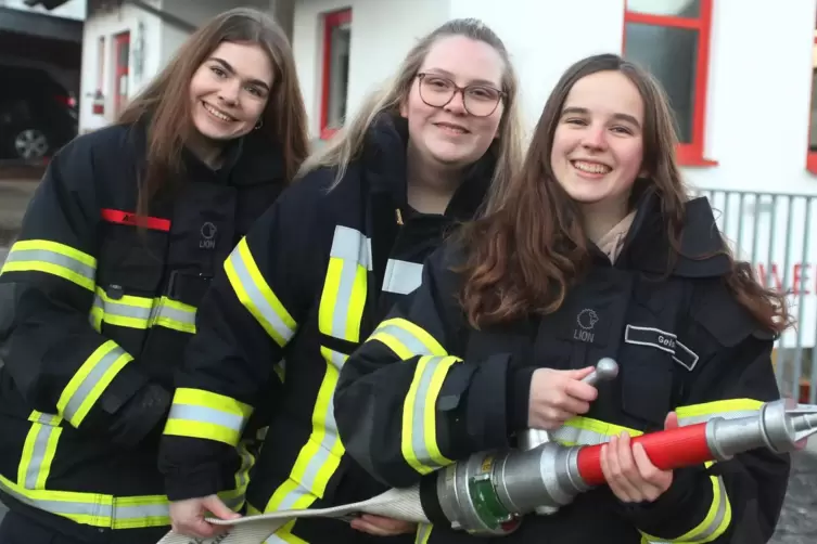 Von Kindesbeinen an bei der Feuerwehr aktiv: Lena Zerbin, Maja Bauer und Leonie Geis (von links).