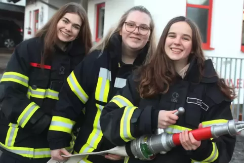 Von Kindesbeinen an bei der Feuerwehr aktiv: Lena Zerbin, Maja Bauer und Leonie Geis (von links).