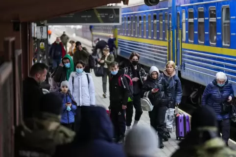 Viele Ukrainer versuchen, sich per Bahn in Sicherheit zu bringen. Das Foto am Bahnhof von Przemysl in Polen. 