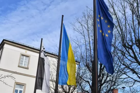 Seit Dienstagmorgen weht die ukrainische Flagge als Zeichen der Solidarität am Rathaus.