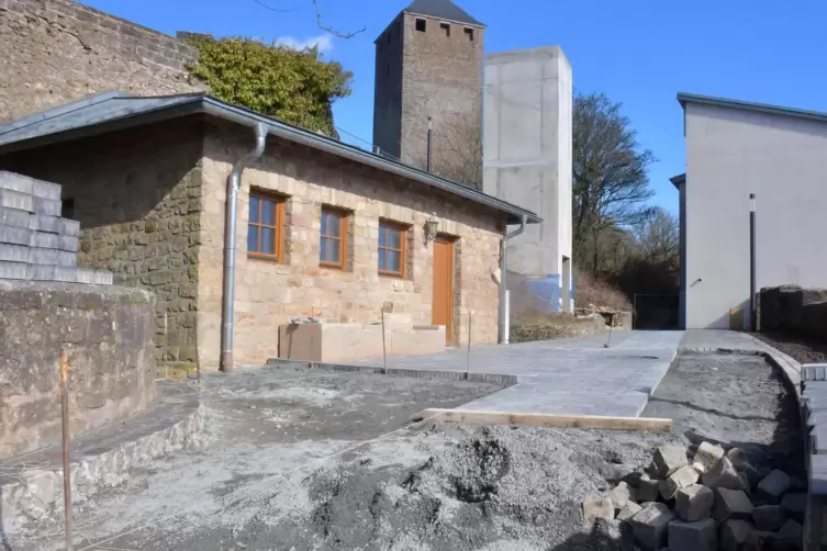 Dieser Weg ist fast fertig, der Aufzug (rechts vom Turm) noch im Rohbau. 