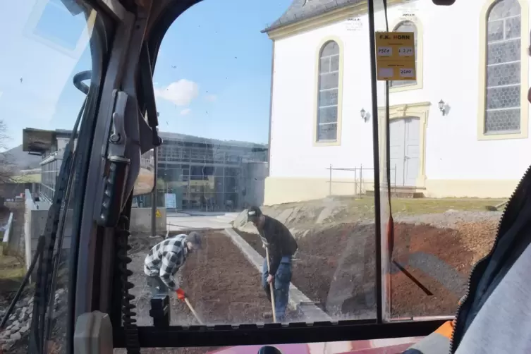 Blick aus dem Kleinbagger auf eine der Baustellen. Der Weg f&uuml;hrt zu Kirche und Geoskop (im Hintergrund).