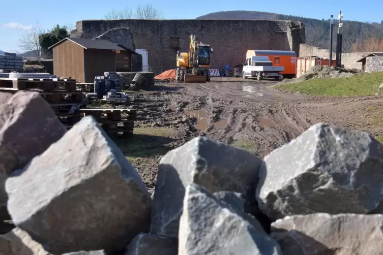 Material lagert auf der Unterburg. 