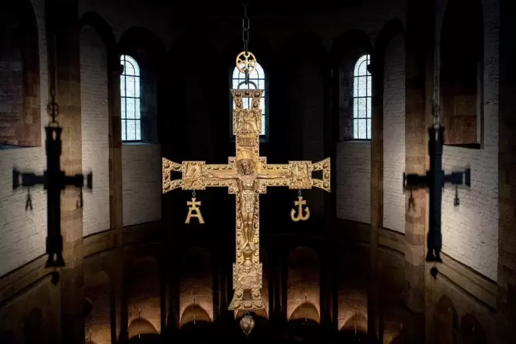 Alpha und Omega: das Triumphkreuz von Otto Hupp (1906) in der Apsis des Doms symbolisiert Tod und Auferstehung Christi.