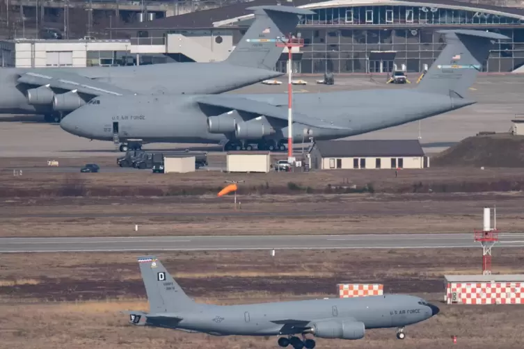 Eine US-Militärmaschine, ein Luftbetankungsflugzeug vom Typ KC-135, landet auf der US-Airbase in Ramstein. Im Hintergrund stehen