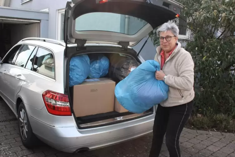 Brigitte Lorz verstaut die ersten Spenden, um sie nach Obrigheim zu fahren. Von dort werden sie nach Polen transportiert.