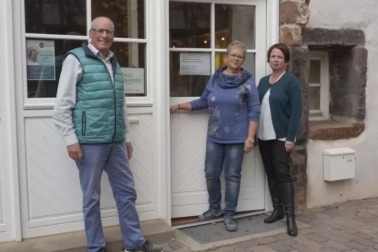 Der Verein Miteinander setzt sich seit 2015 f&uuml;r Fl&uuml;chtlinge ein: Wilfried Seyfert, Andrea Scheuermann (Mitte) und Silke Steverm&uuml;