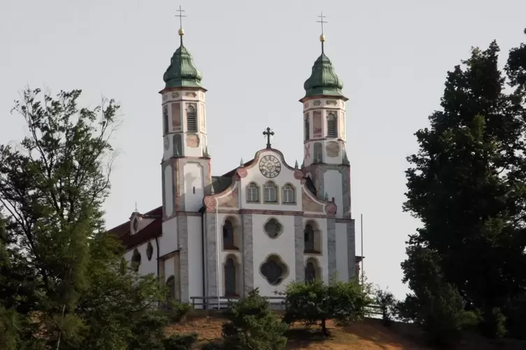 Blickfang: Kalvarienbergkirche über der Isar.