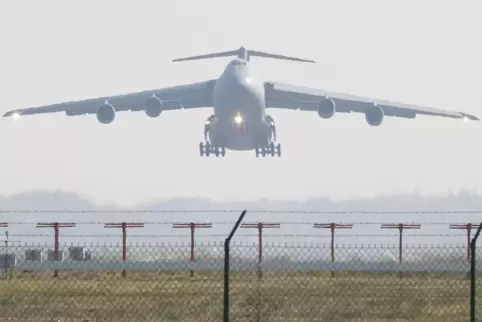 Ramstein ist das Logistikdrehkreuz:hier ein Transportflugzeug der US Airforce beim Start.