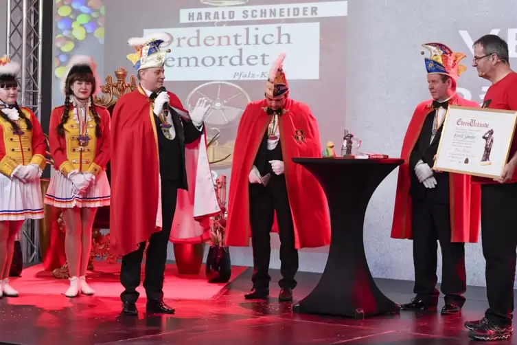 Harald Schneider wird durch den Karnevalsverein KV Rheinschanze ausgezeichnet.