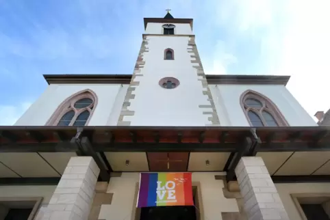 Symbol für den Frieden: Die Regenbogenfahne vor der katholischen Kirche in Dudenhofen.