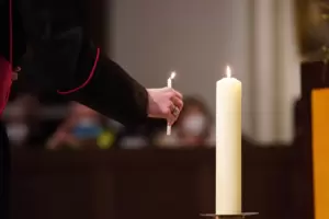 Beten für den Frieden: Das tun derzeit, wie hier in Hamburg, viele Menschen. Beten für den Frieden: Das tun derzeit, wie hier in Hamburg, viele Menschen.