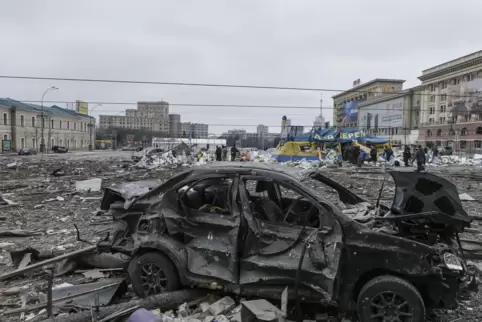 Der zentrale Platz in Charkiw liegt nach dem Beschuss des Rathauses in Trümmern. Russische Granaten treffen immer mehr zivile Zi