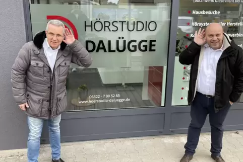 Detlev Menzel (links) und Axel Dalügge vor ihrem neuen Hörstudio in Wachenheim.
