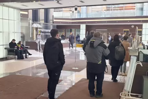 Vor Bankschalter in Moskau bilden sich lange Schlangen. Viele Bankkunden fürchten um ihre Ersparnisse. 