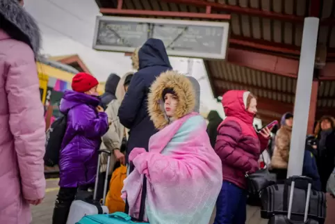  Eine Mutter steht mit ihrem Kind am Gleis im Bahnhof von Przemysl in der Nähe des ukrainsch-polnischen Grenzübergangs und warte