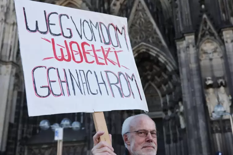  Vor dem Kölner Dom demonstrierten am Mittwoch Kritiker, aber auch einige Unterstützer von Erzbischof Rainer Maria Woelki.
